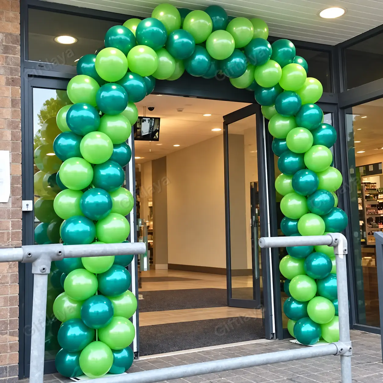 Jungle Theme Balloon Stage Setup — photo 3