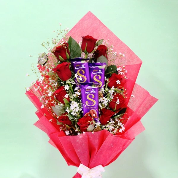 Gorgeous rose bouquet with chocolate delivery in Hyderabad