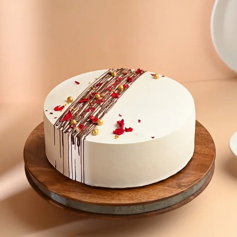 Rose Elegance With Vanilla Cake