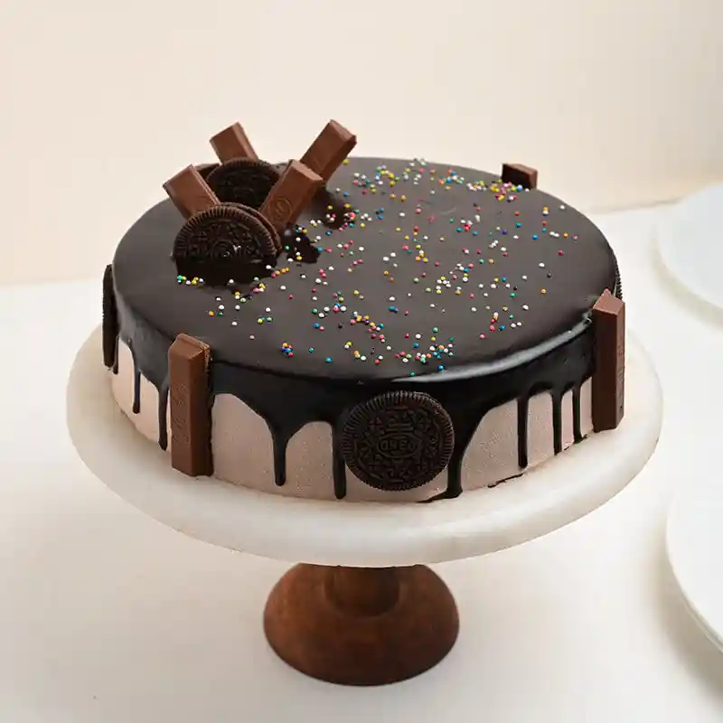 Red Roses with Delicious Chocolate Cake